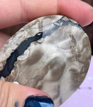 Load image into Gallery viewer, UV reactive volcano agate palmstone carving