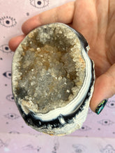 Load image into Gallery viewer, Rare Orca agate raw crystal geode