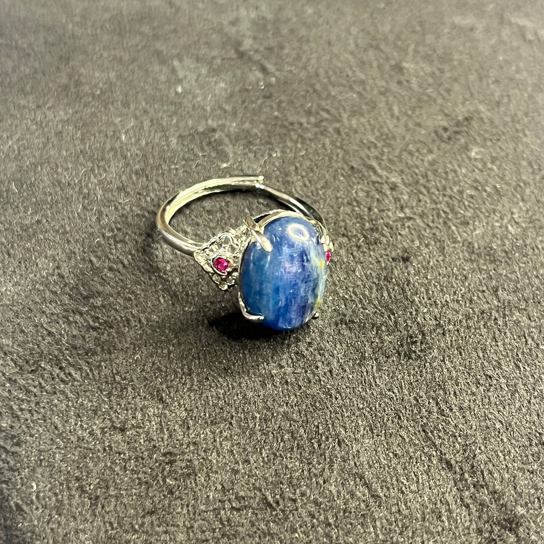 Blue kyanite oval ring with pink gems