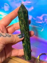 Load image into Gallery viewer, Emerald wand with stand
