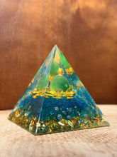 Load image into Gallery viewer, Green cats eye orgonite pyramid
