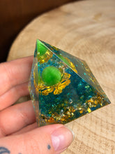 Load image into Gallery viewer, Green cats eye orgonite pyramid
