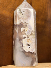 Load image into Gallery viewer, Large flower agate tower
