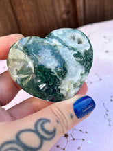 Load image into Gallery viewer, Moss agate heart crystal carvings
