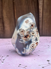 Load image into Gallery viewer, Orca agate crystal flame with interesting flower agate inclusions
